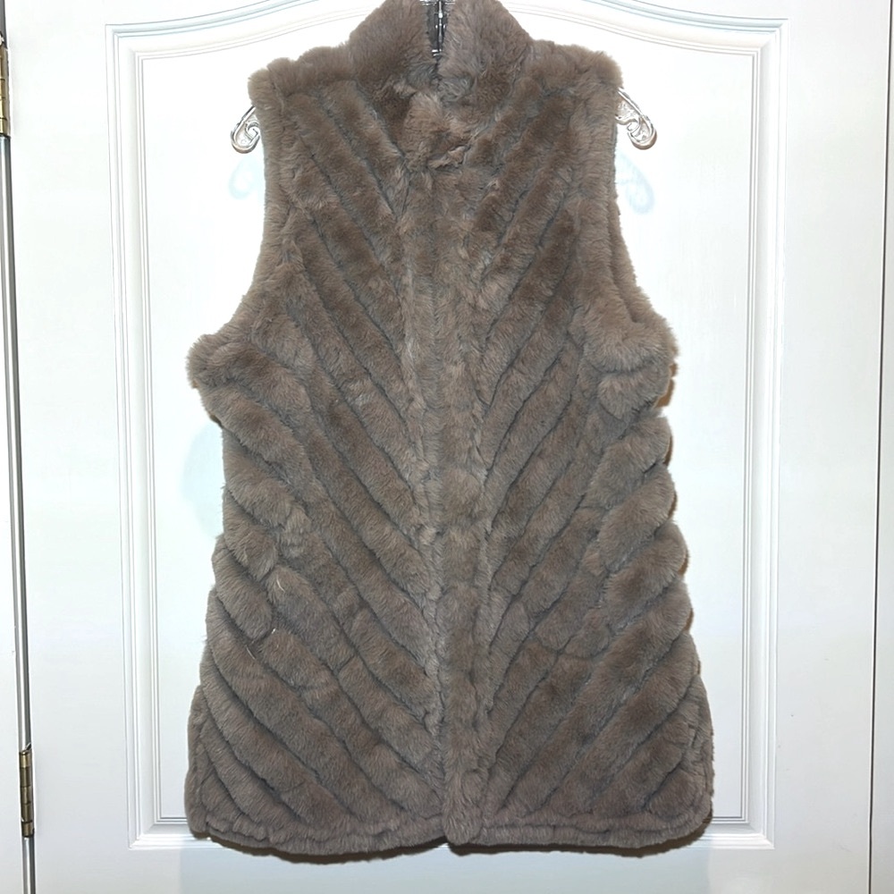 Jayley diagonal stripe faux fur Taupe gilet NWT. One Size